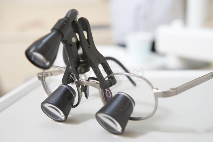 L’importanza degli occhialini ingranditori nello studio dentistico